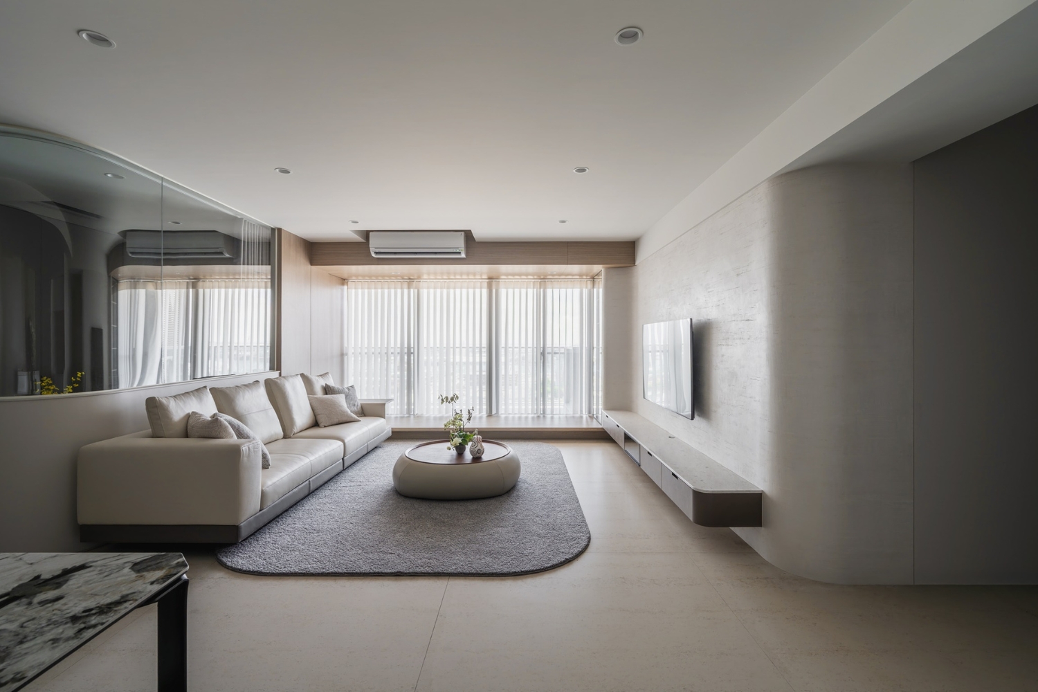 沉穩材質與柔和自然光的客餐廳一隅，營造穩定舒適的日常氛圍。