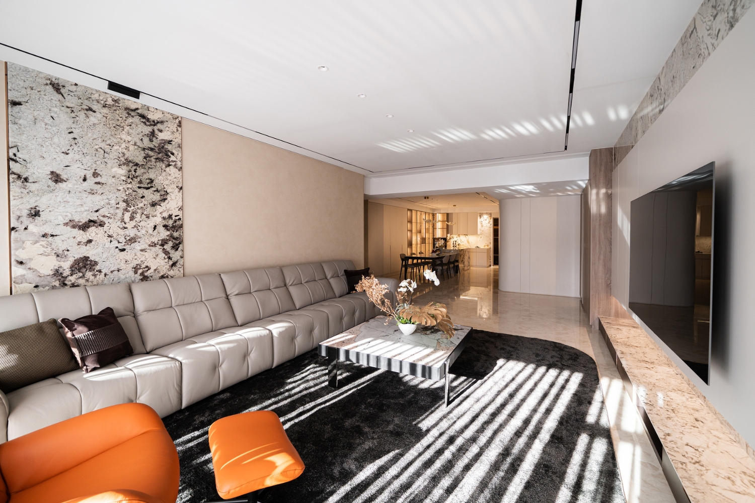 柔和奶茶調的現代輕奢視覺。