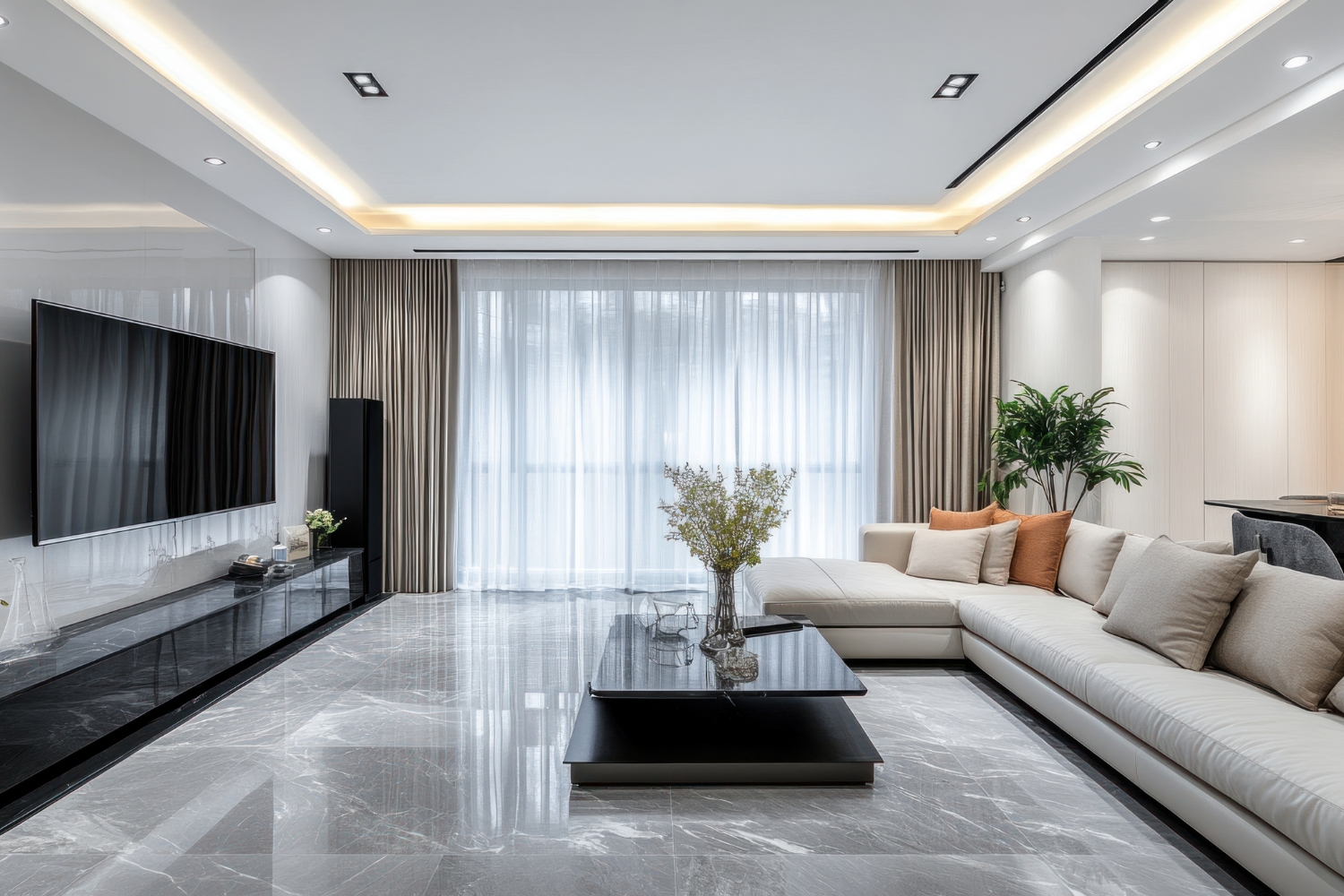 現代風客廳設計運用大理石地坪與黑色石材電視櫃，搭配落地窗紗與大器燈帶設計