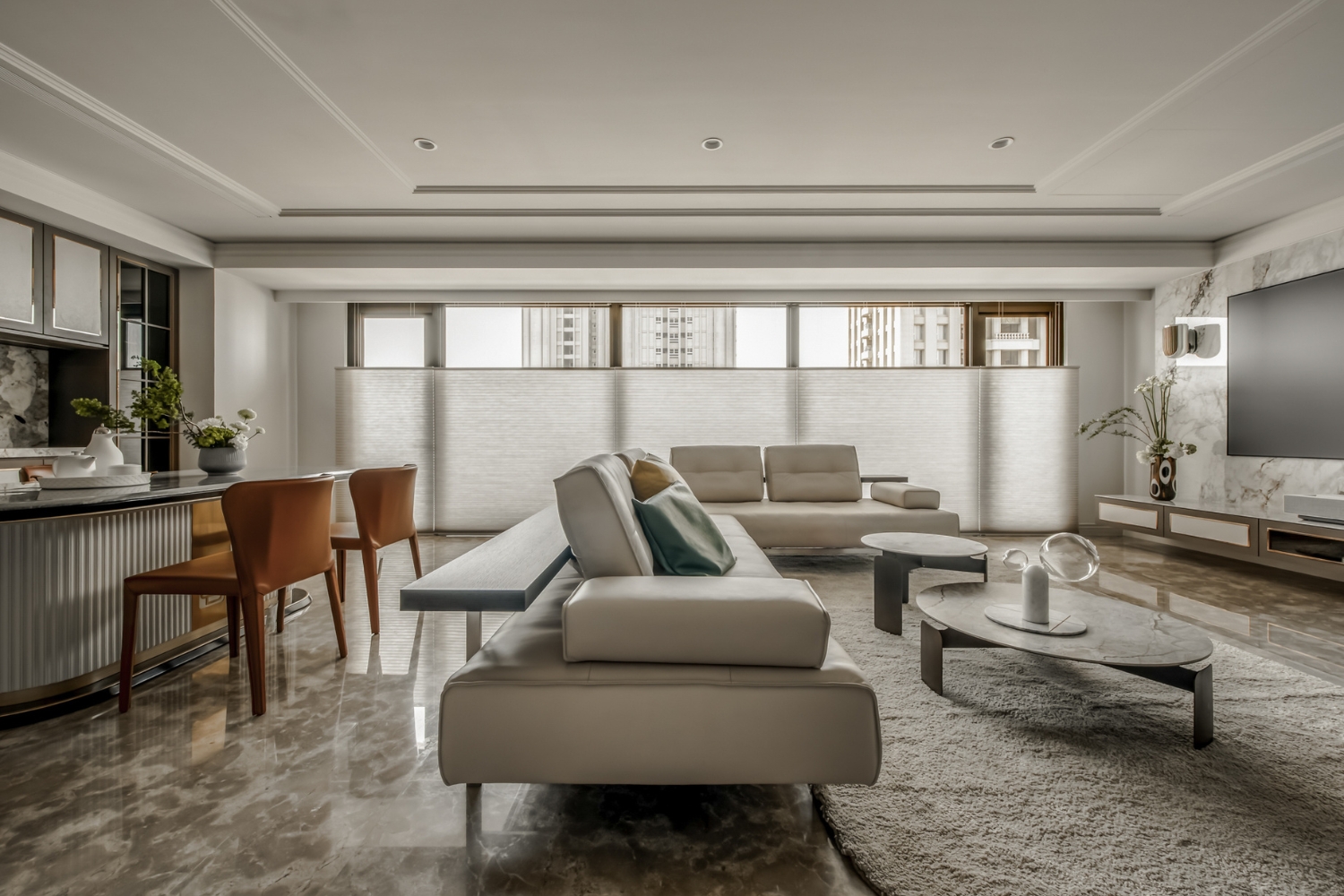 客廳現代風裝潢與餐廳區採開放式動線，餐桌透過石材桌面與皮質餐椅展現現代雅致風格