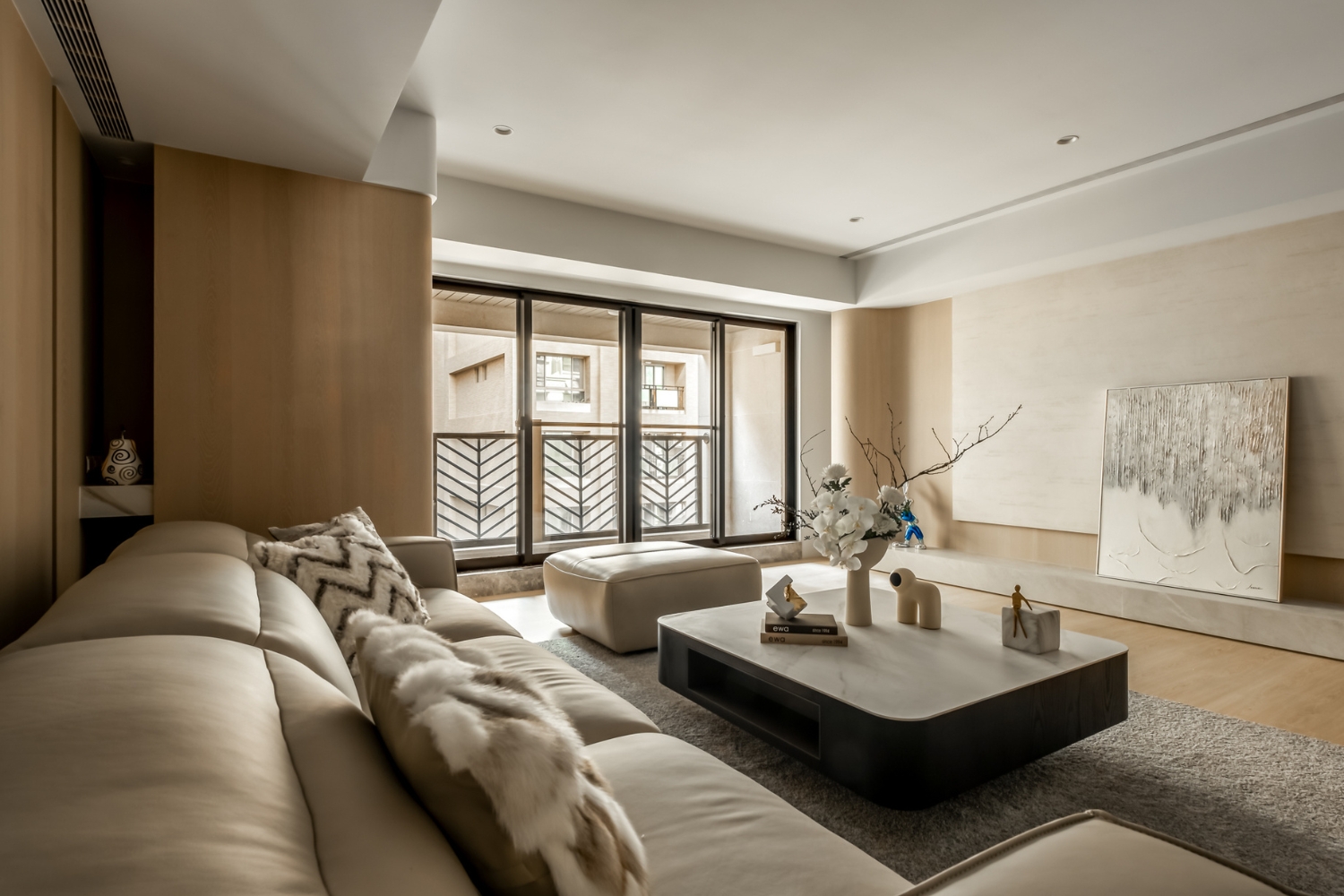 採光充足的客廳設計，沙發背牆與矽酸鈣板天花板接合處處理細緻，結合溫潤木質調與落地窗景，展現高品質的室內裝修耐用度